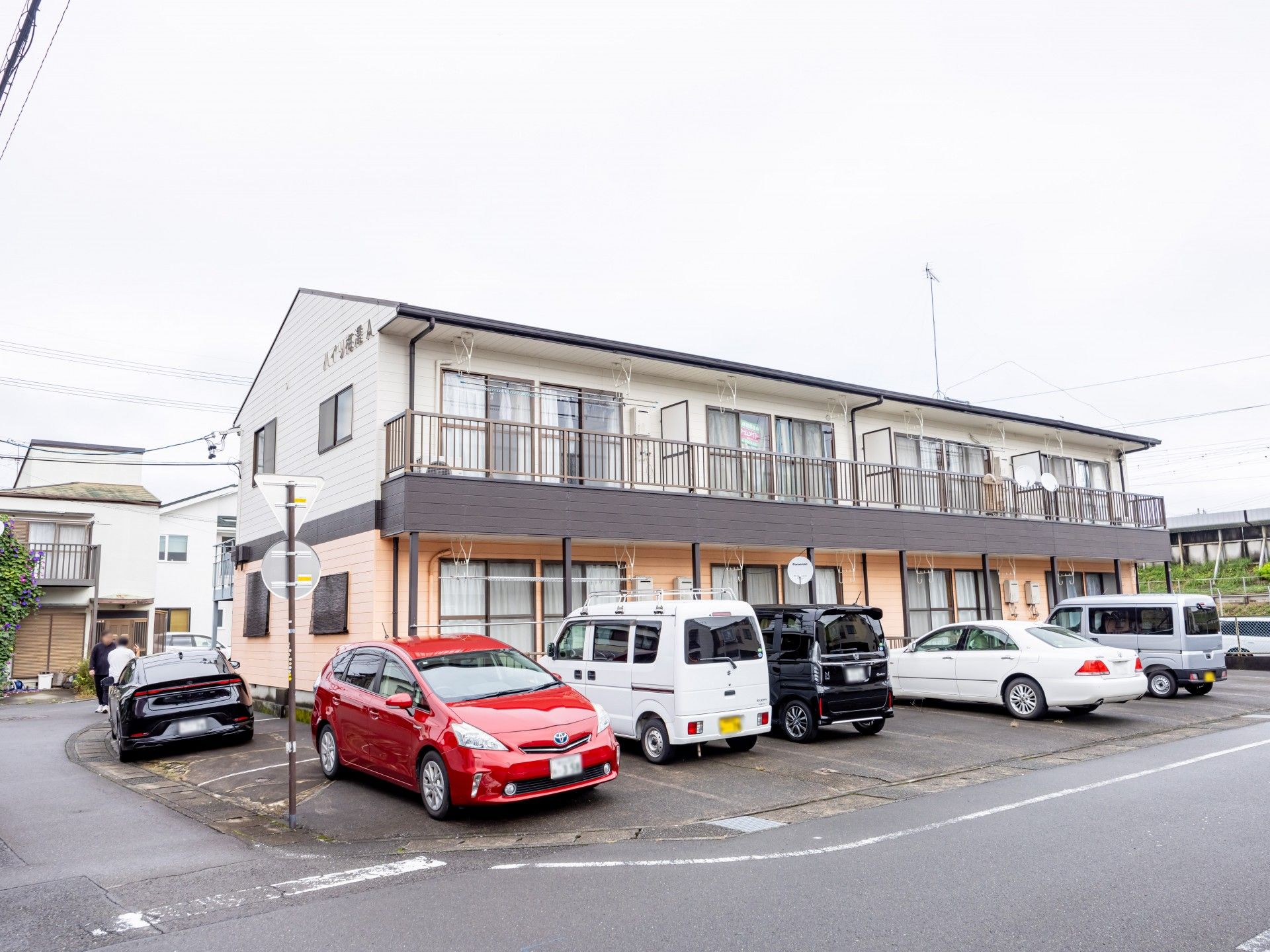 ゆったりとした外観の建物