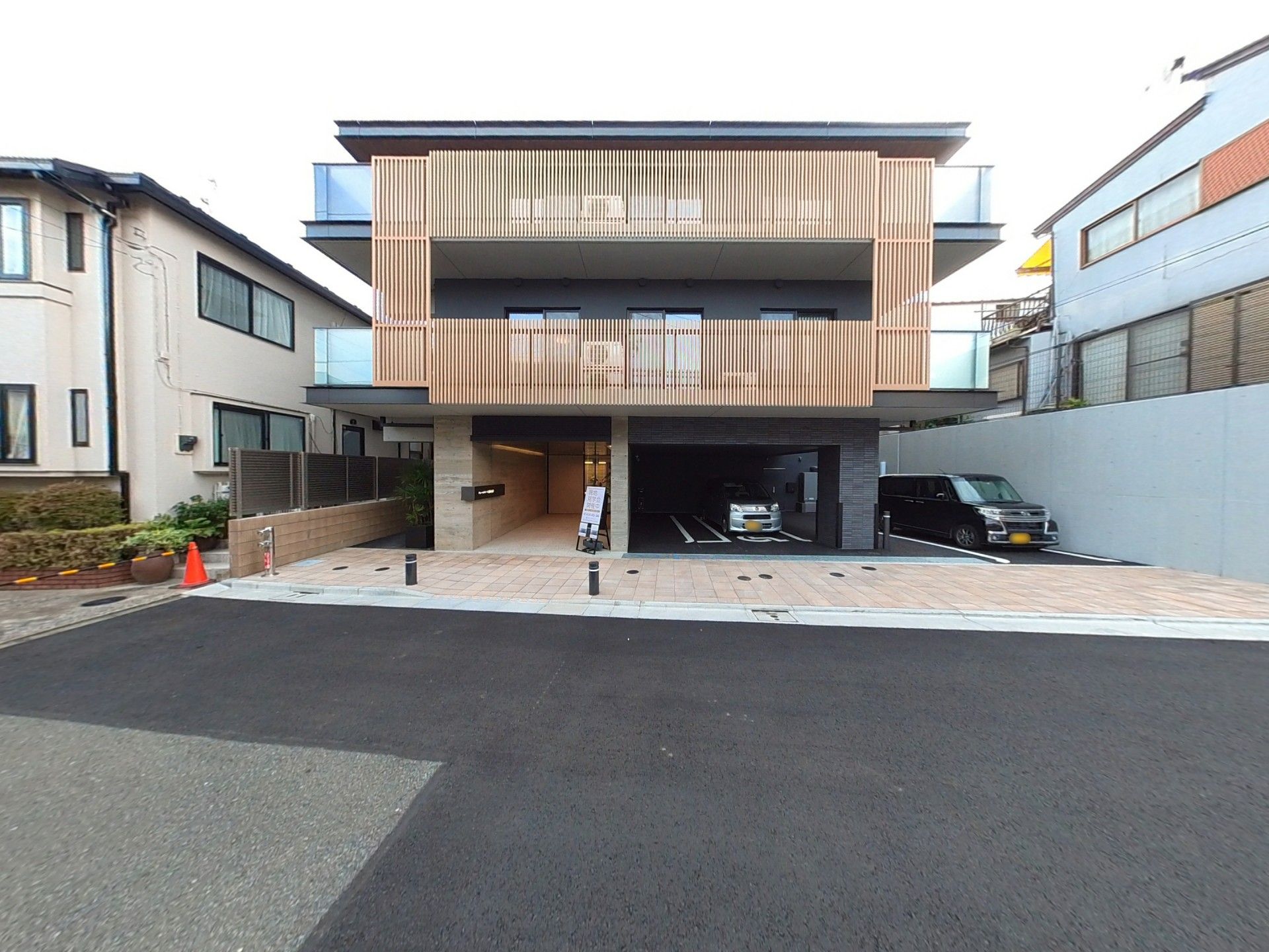 モダンな建物の正面玄関