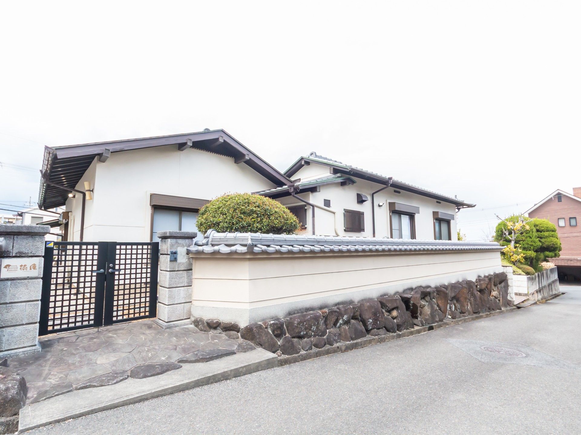 落ち着いた外観の建物