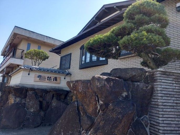 車椅子に座っている男性と車椅子を押す女性