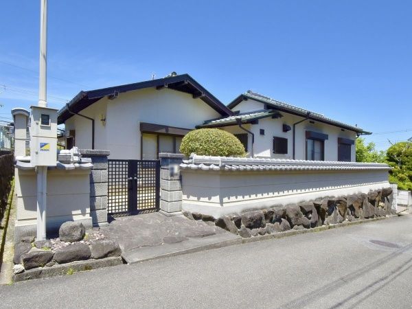車椅子に座っている男性と車椅子を押す女性