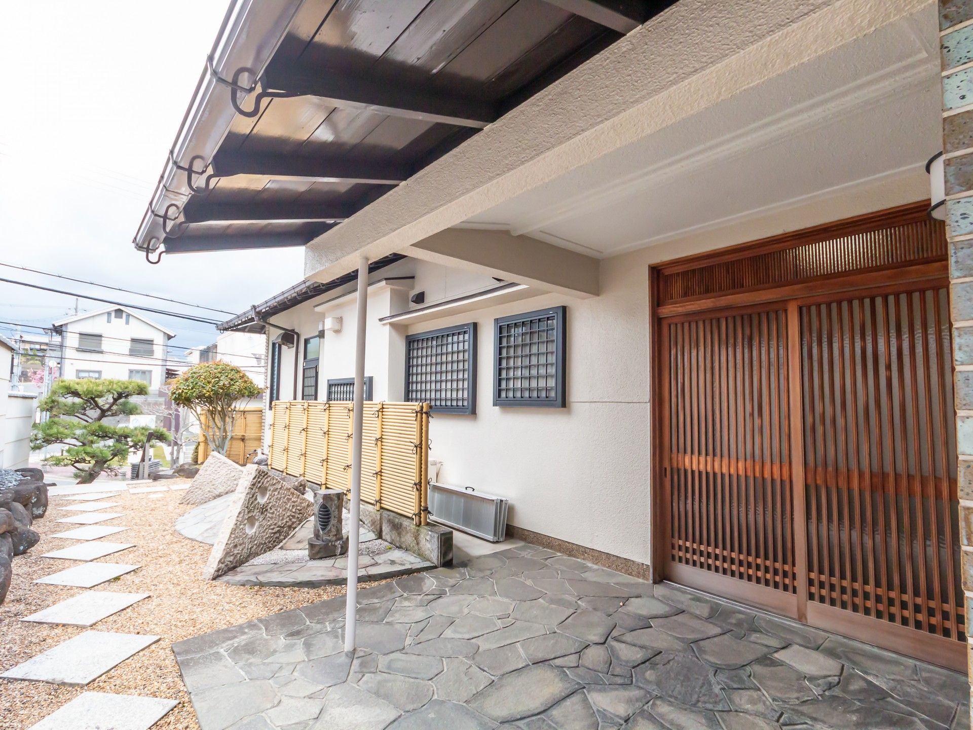和風の玄関と庭