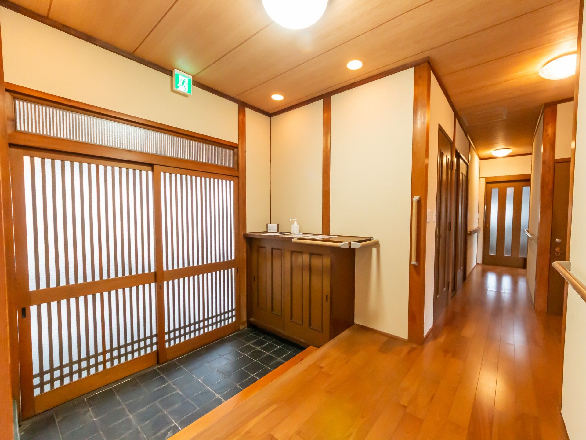 木製の引き戸と廊下