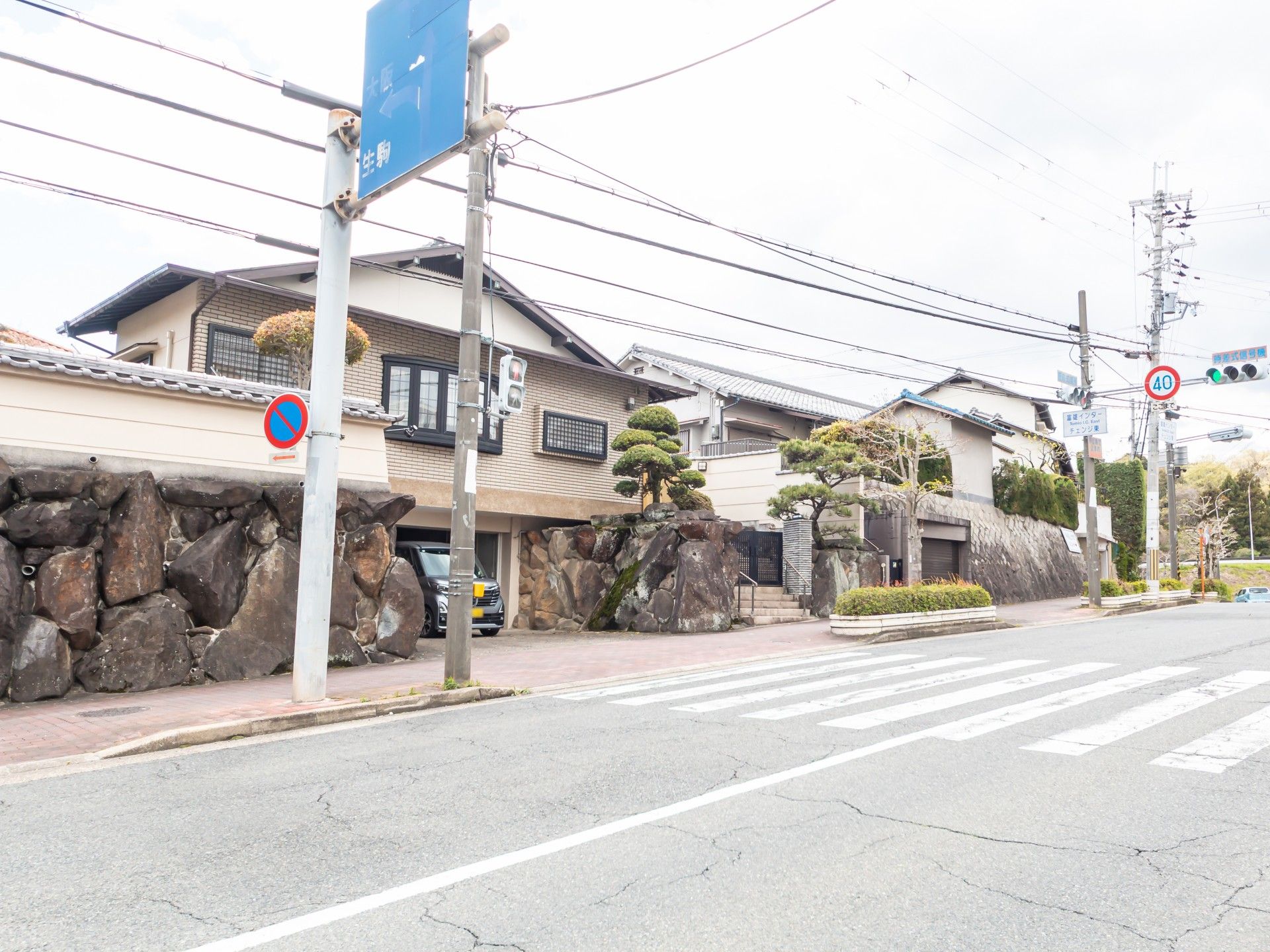 落ち着いた外観の建物