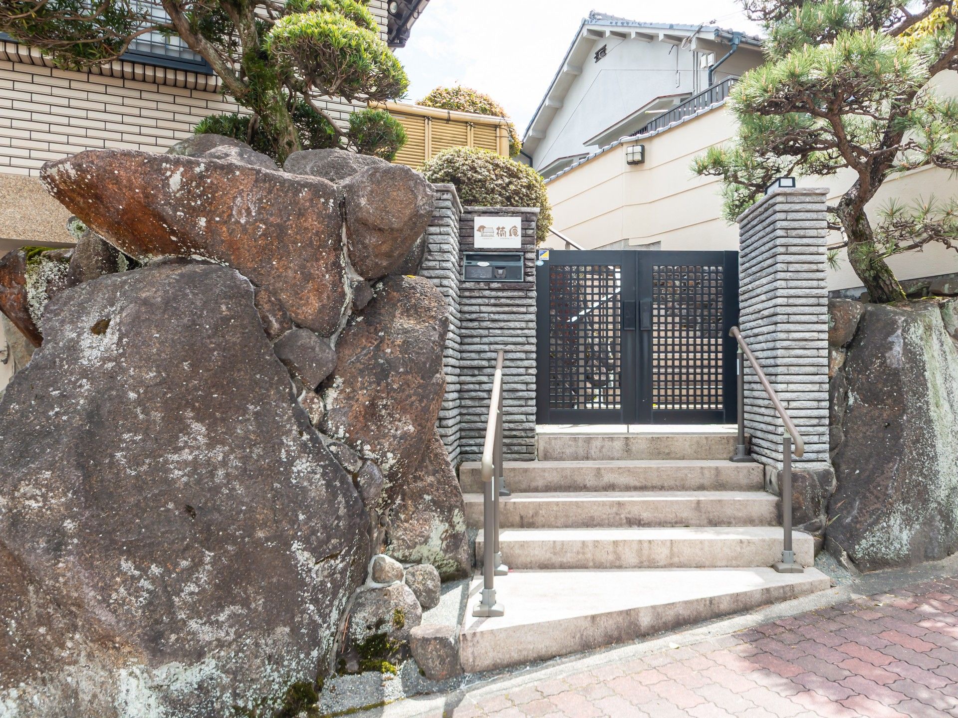 石垣に囲まれた玄関