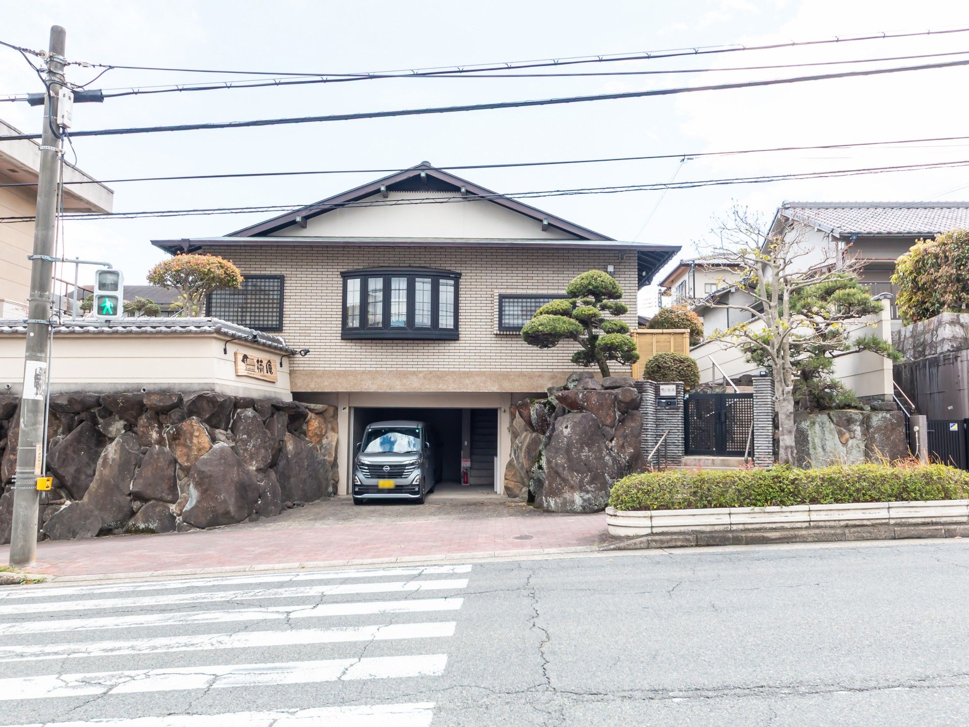 落ち着いた外観の建物