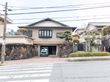 落ち着いた外観の建物