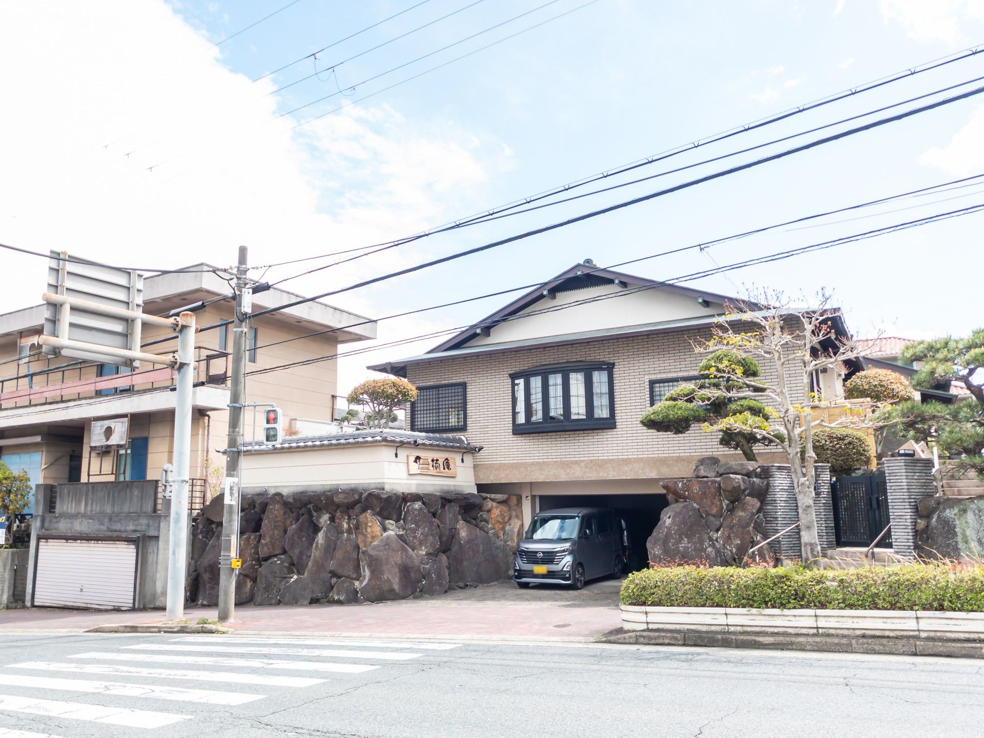 落ち着いた外観の建物