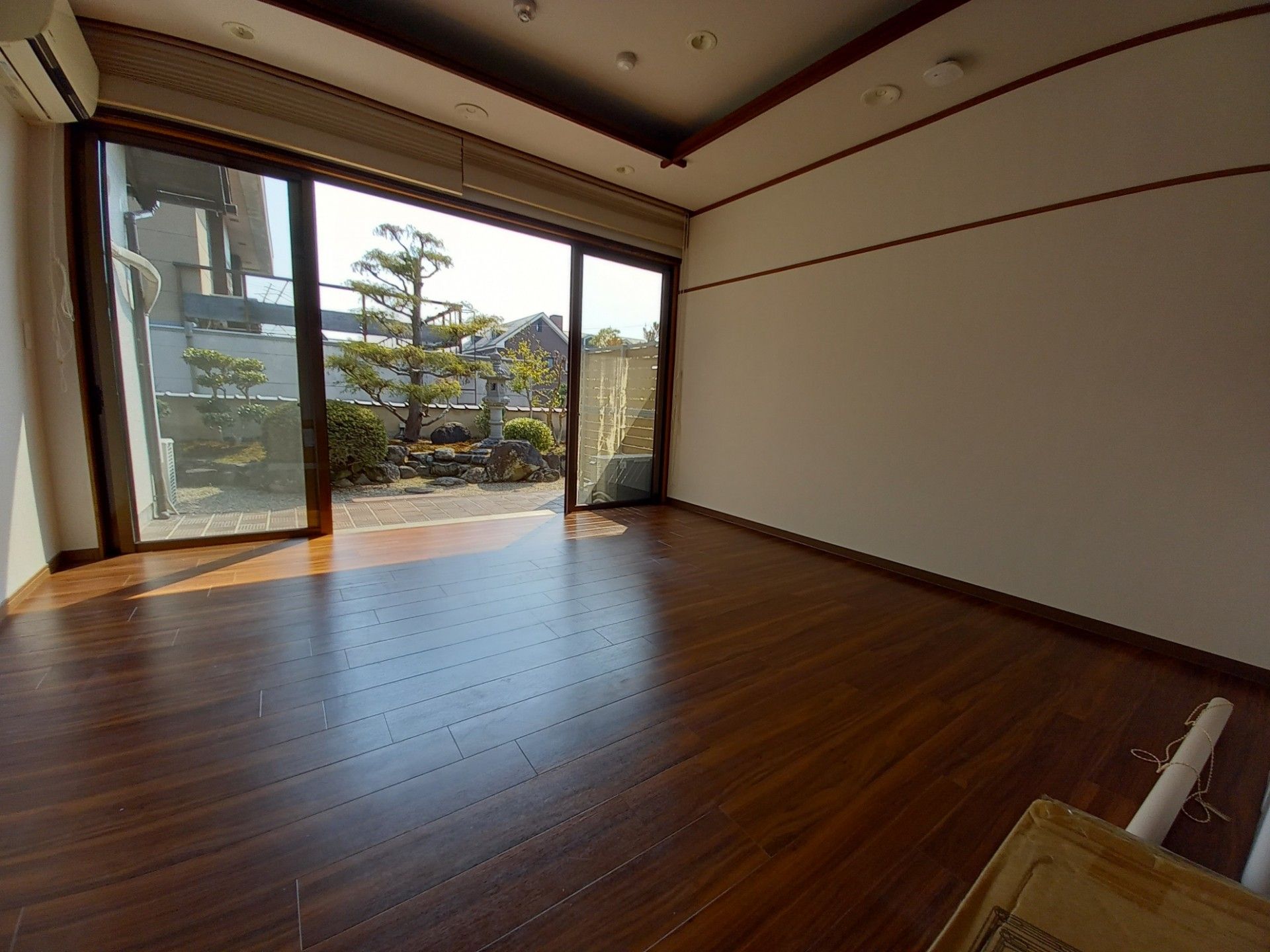 庭が見える広い部屋