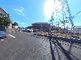 <br>
広々とした駐車場の風景