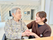 笑顔で会話する二人の様子