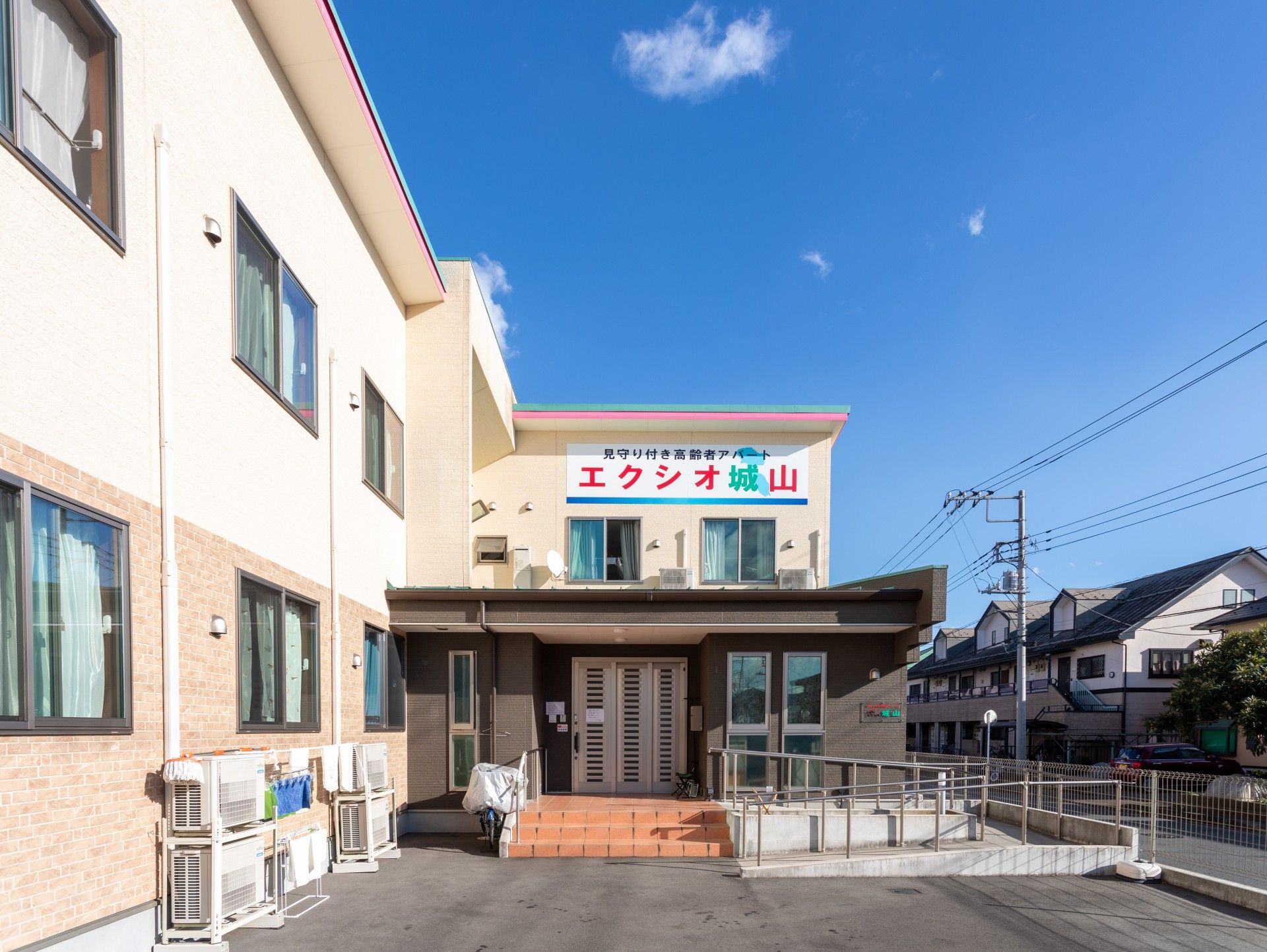 青空の下の建物外観