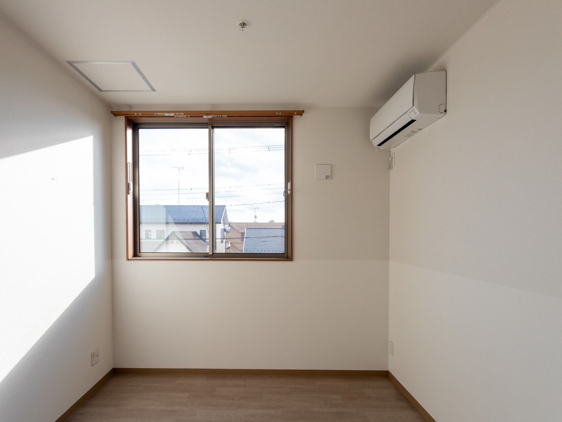 日差しが差し込む部屋