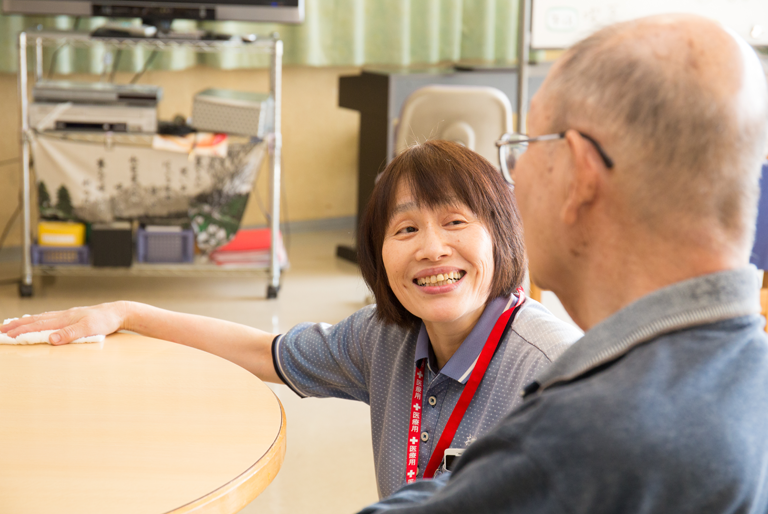 笑顔で会話する人々