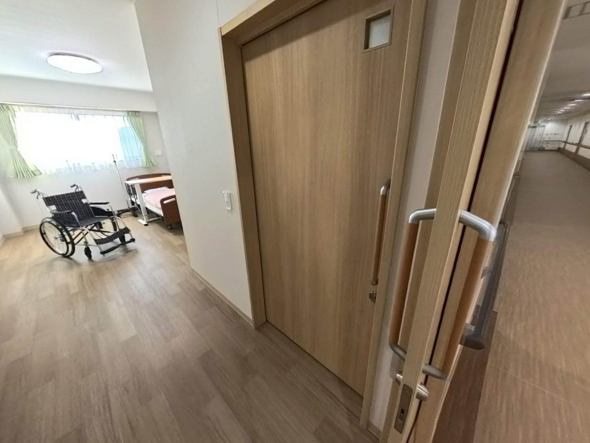 車椅子とベッドのある部屋