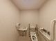 バリアフリー設計のトイレ空間