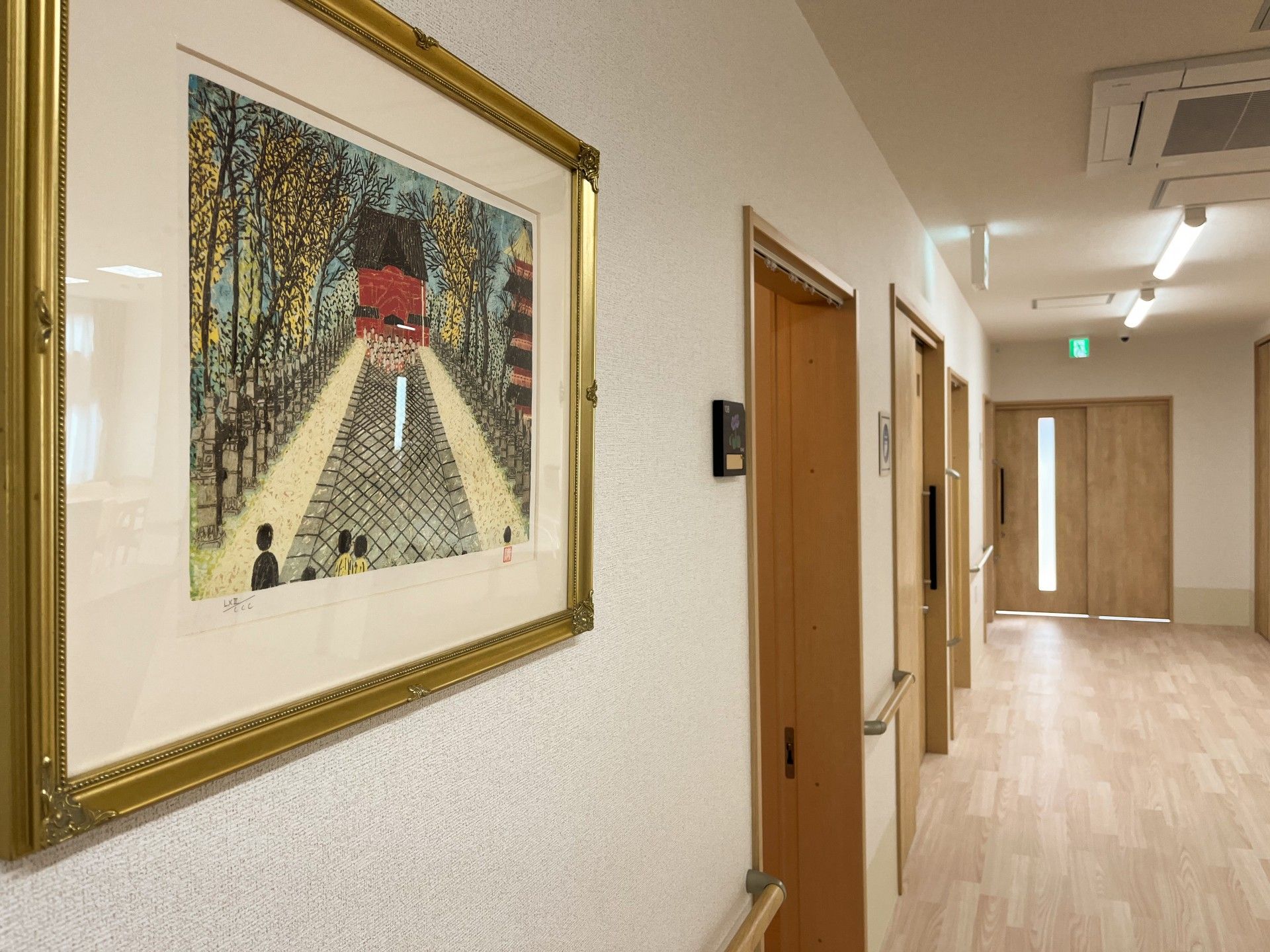 廊下に飾られた絵画