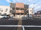 広々とした駐車場のある建物