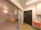 広々とした浴室と設備のある部屋