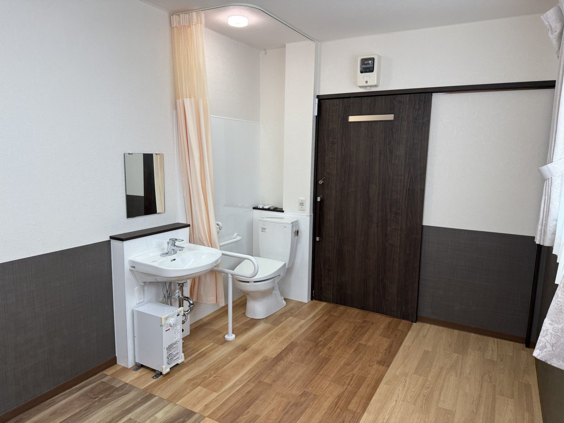 清潔なトイレと洗面台