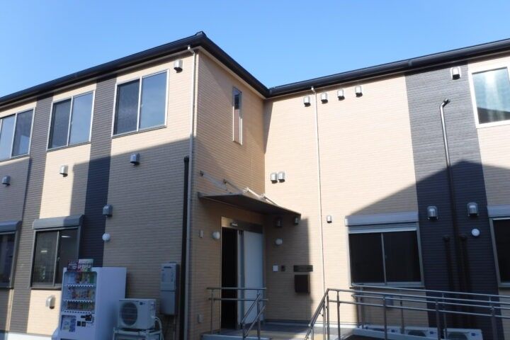 日差しが差し込む建物外観
