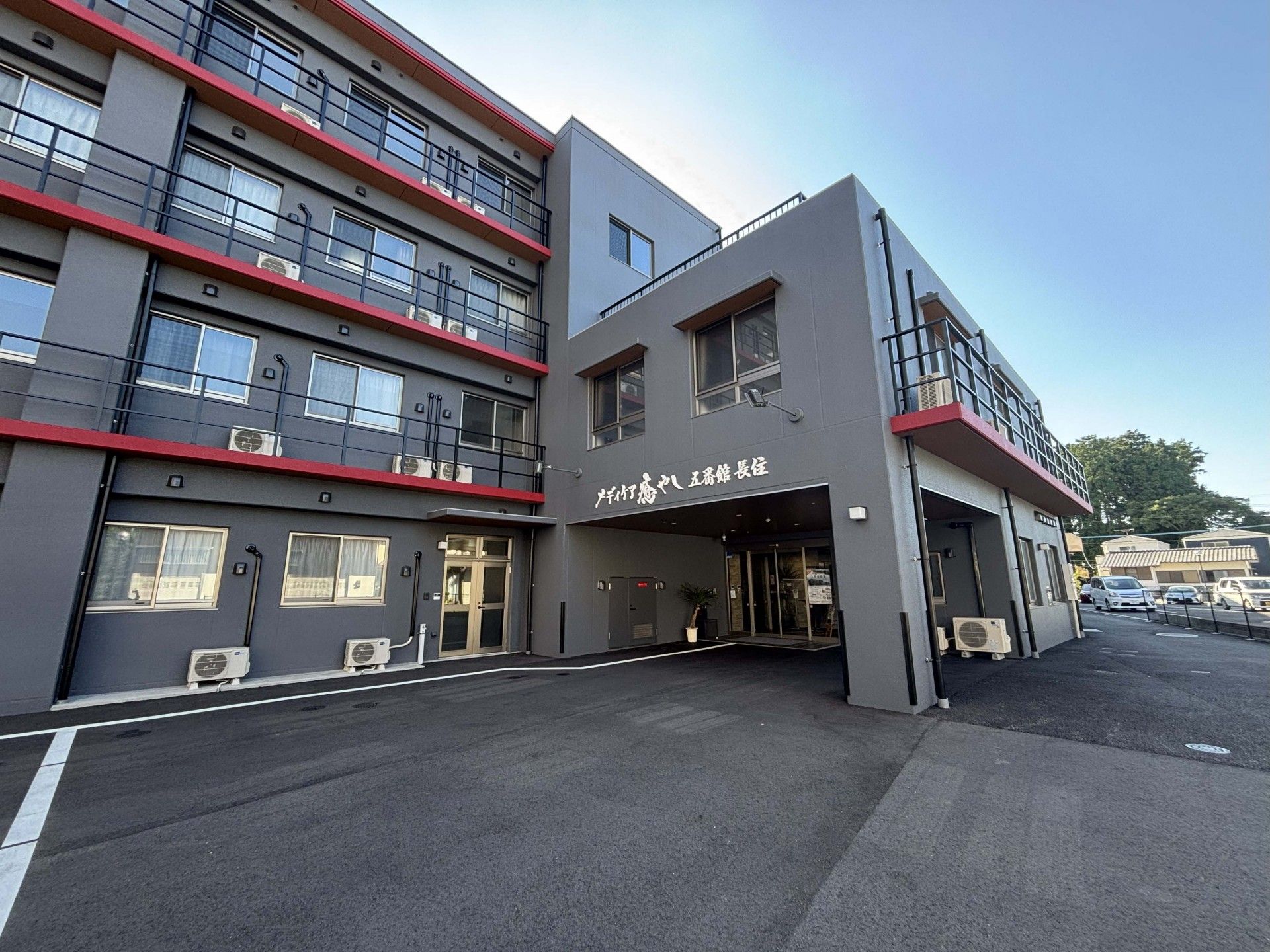 落ち着いた外観の建物