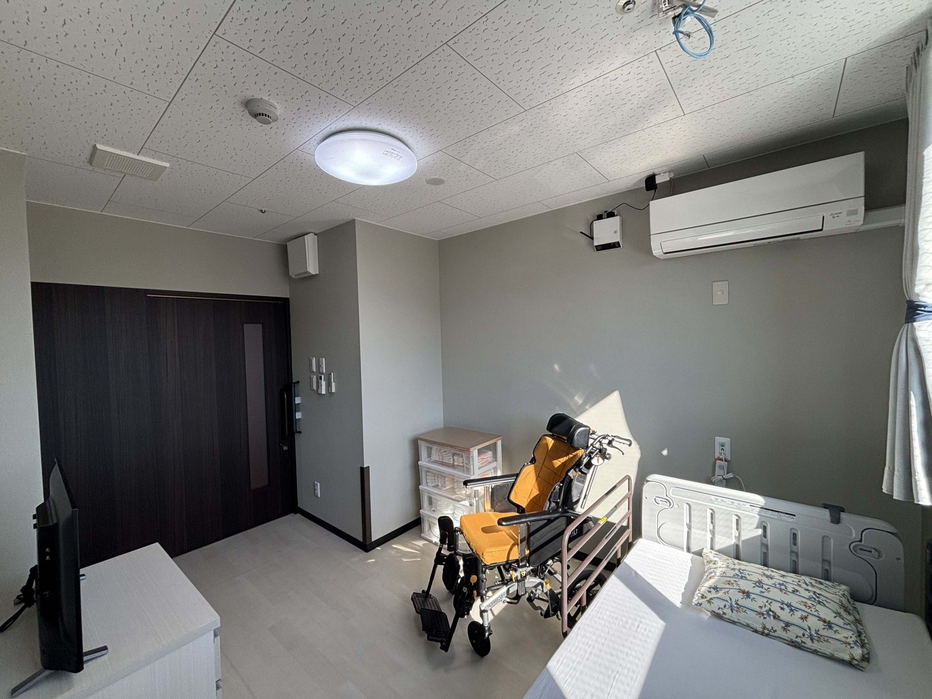 日差しが差し込む個室