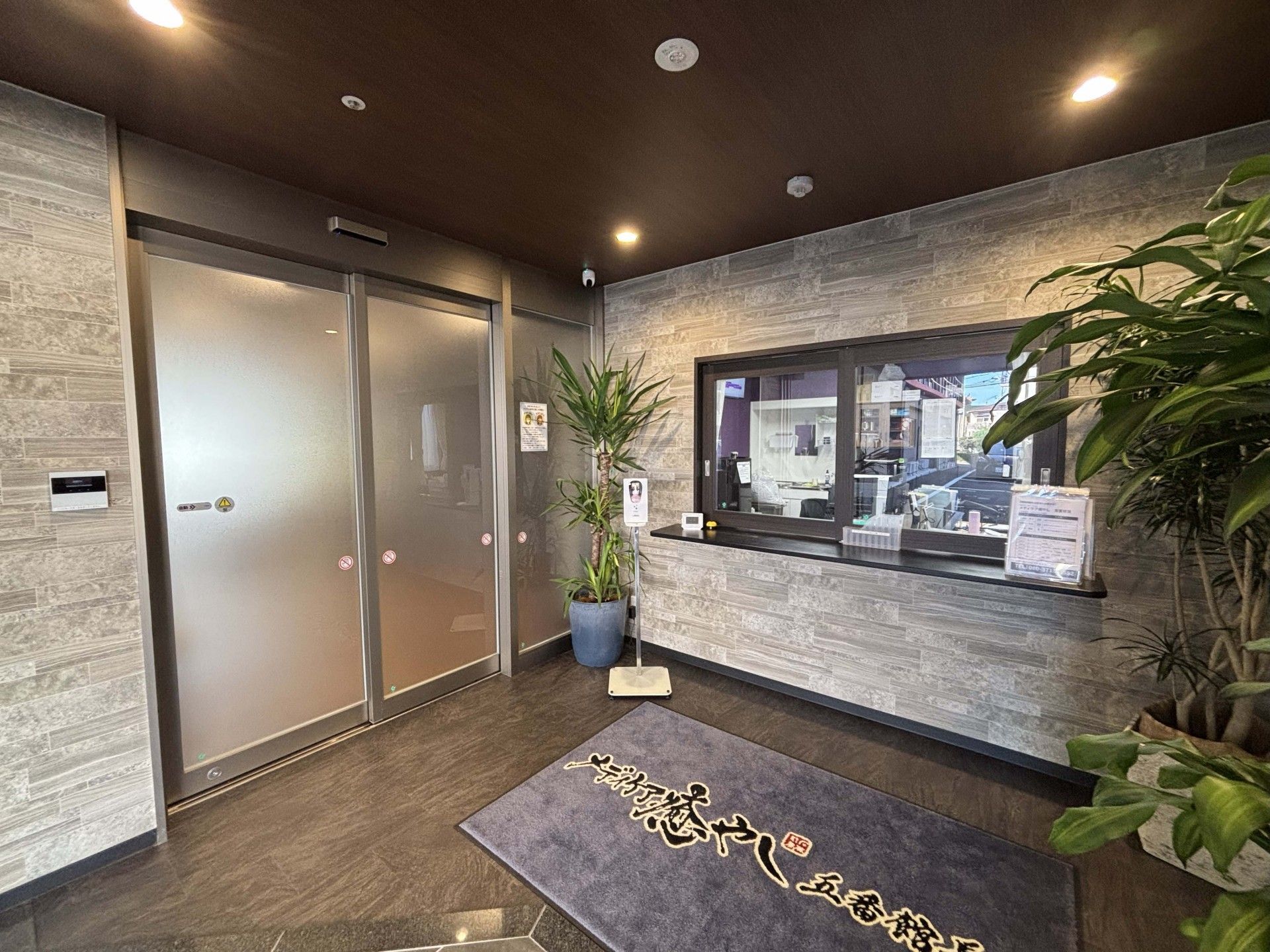 受付と出入口の様子