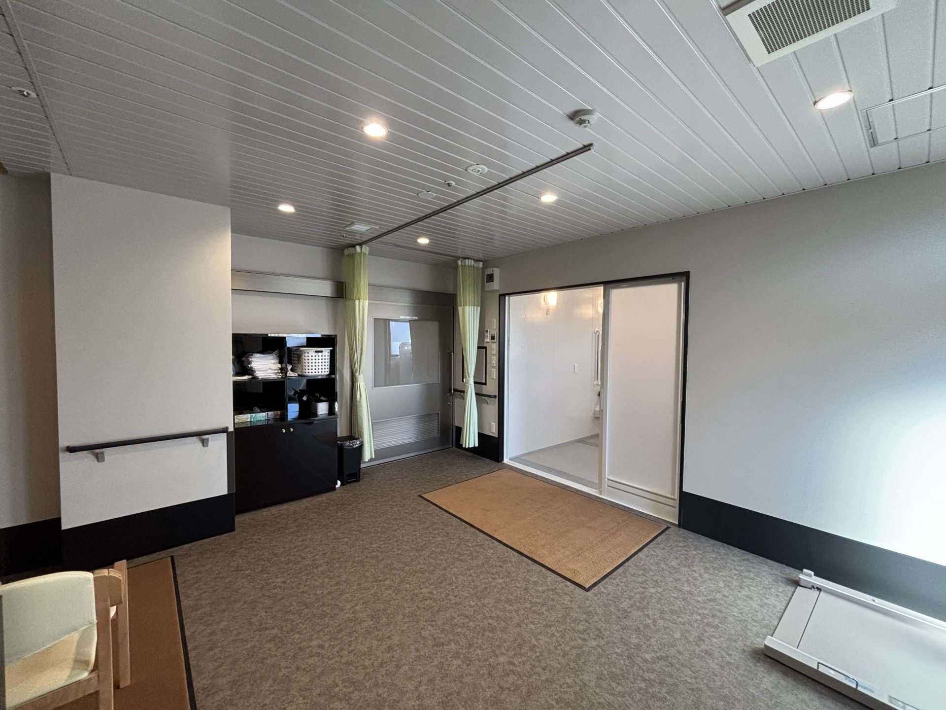 清潔な洗面所の入口