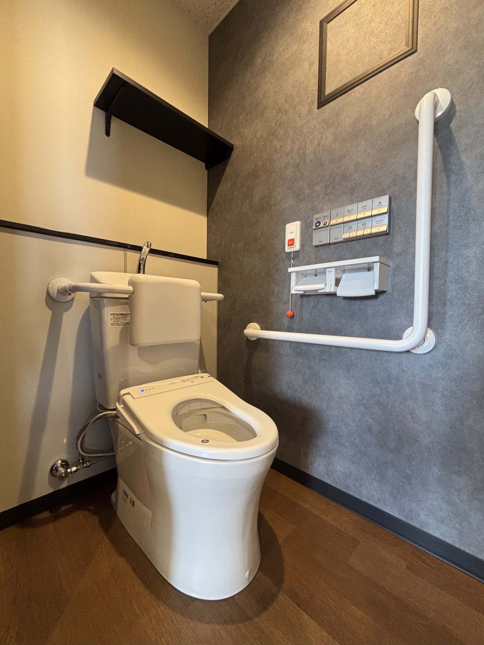 手すり付きのトイレ