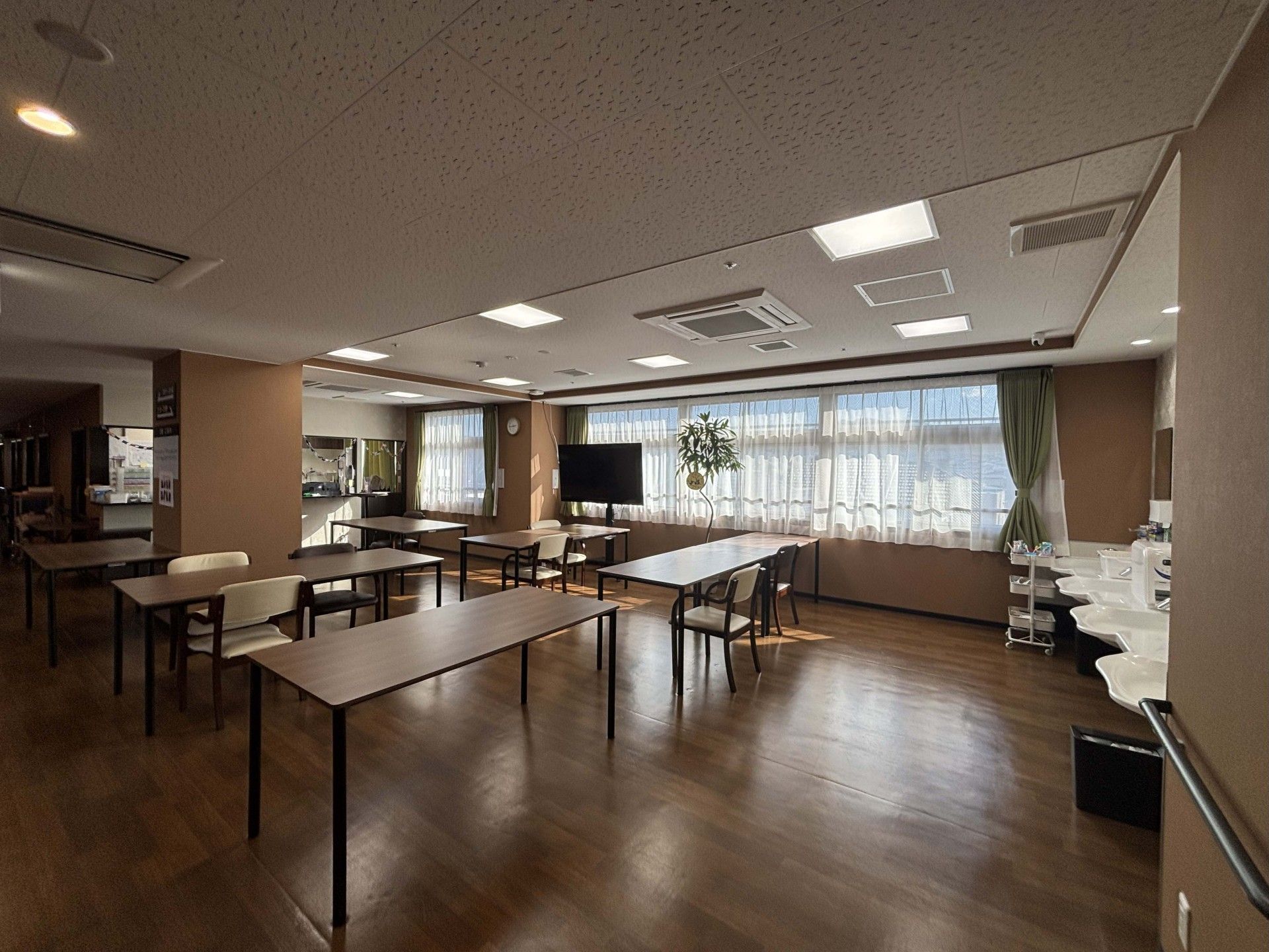 日差しが差し込む広間