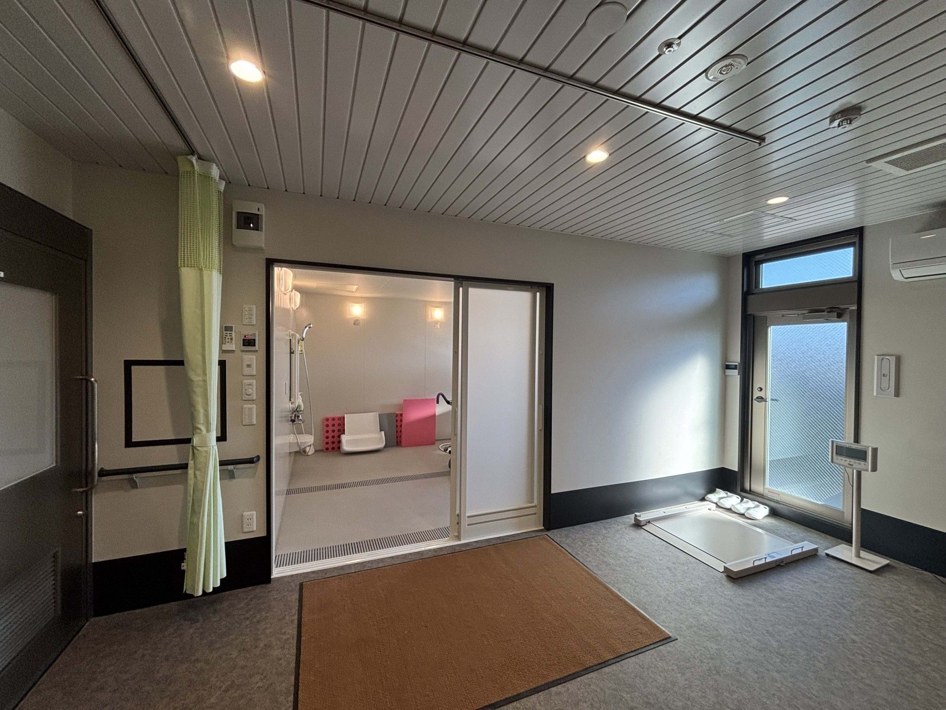 広々とした浴室の入口