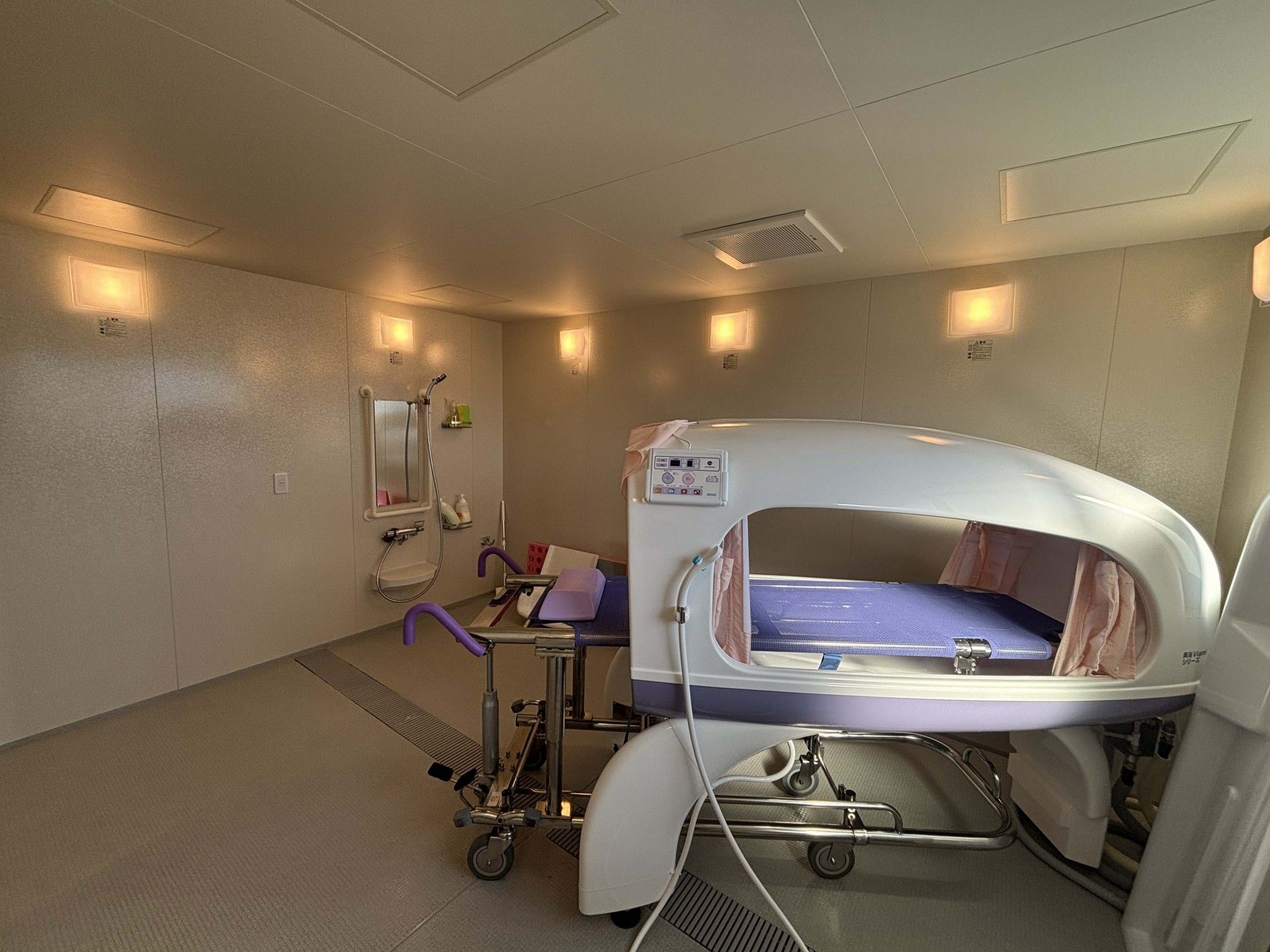 快適な入浴設備の部屋