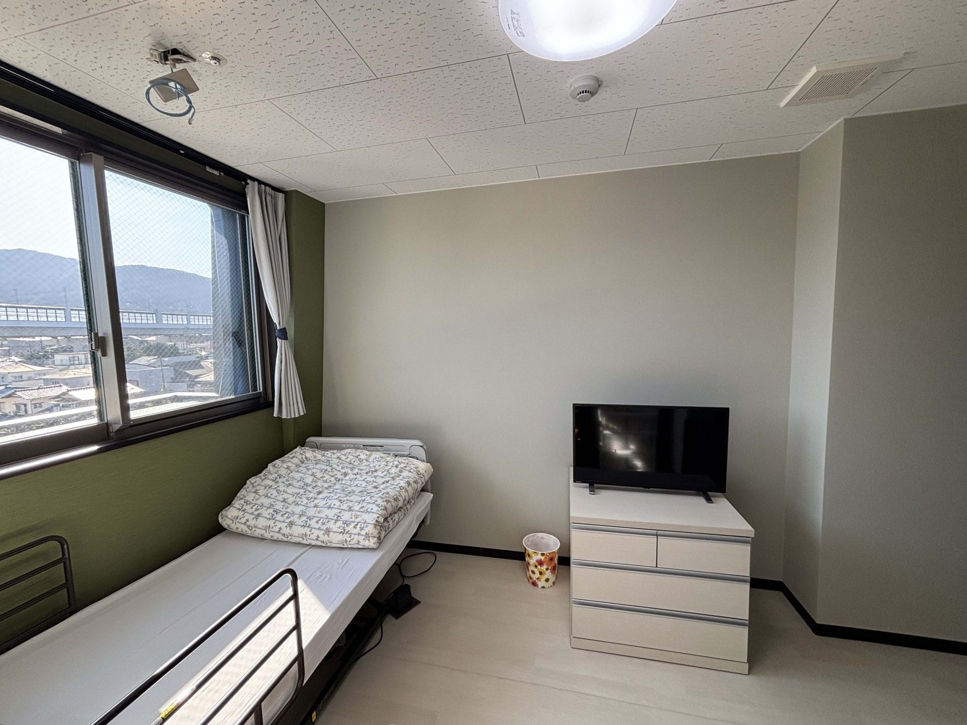 窓際のベッドとテレビ