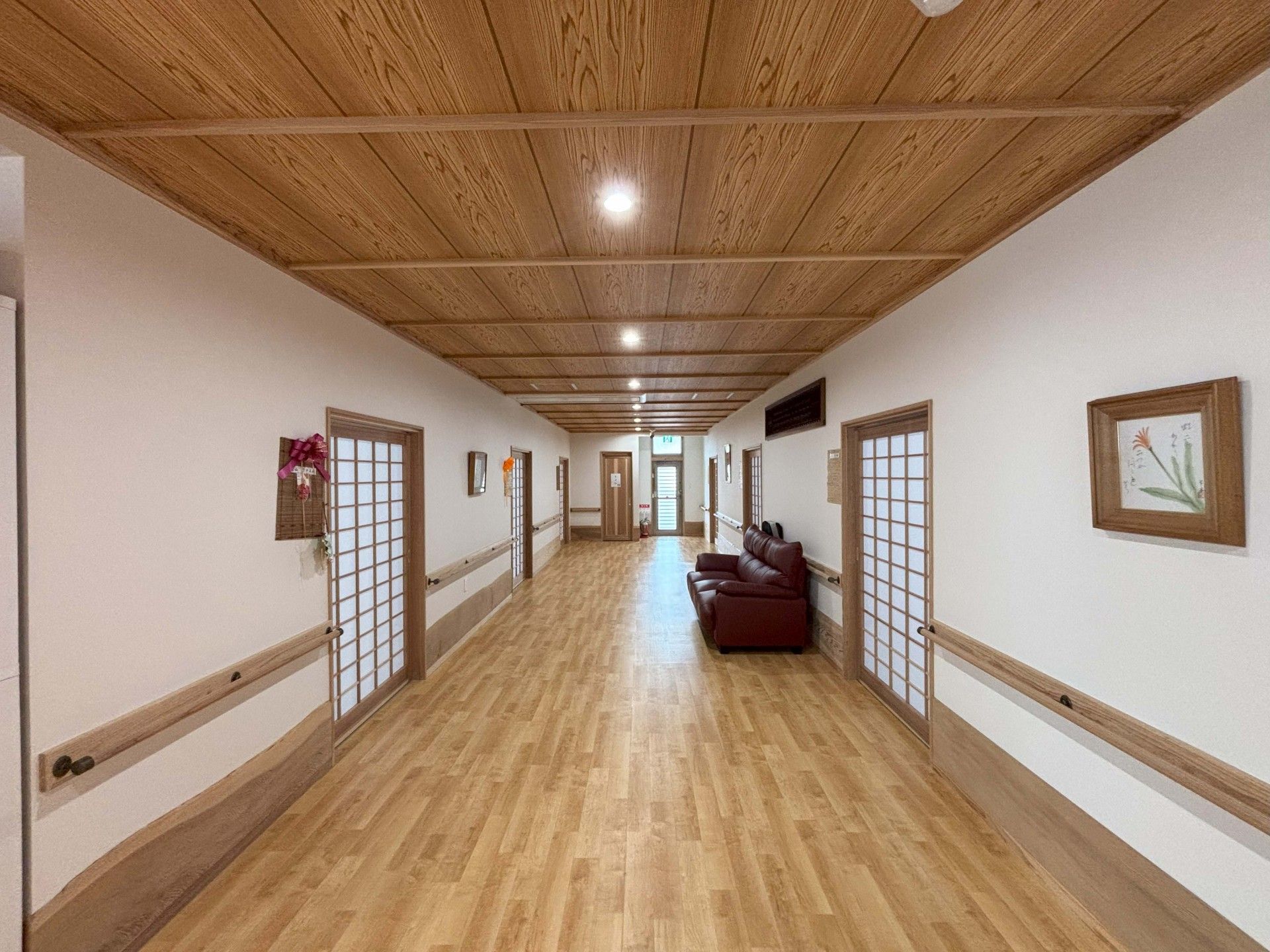 木目調の廊下