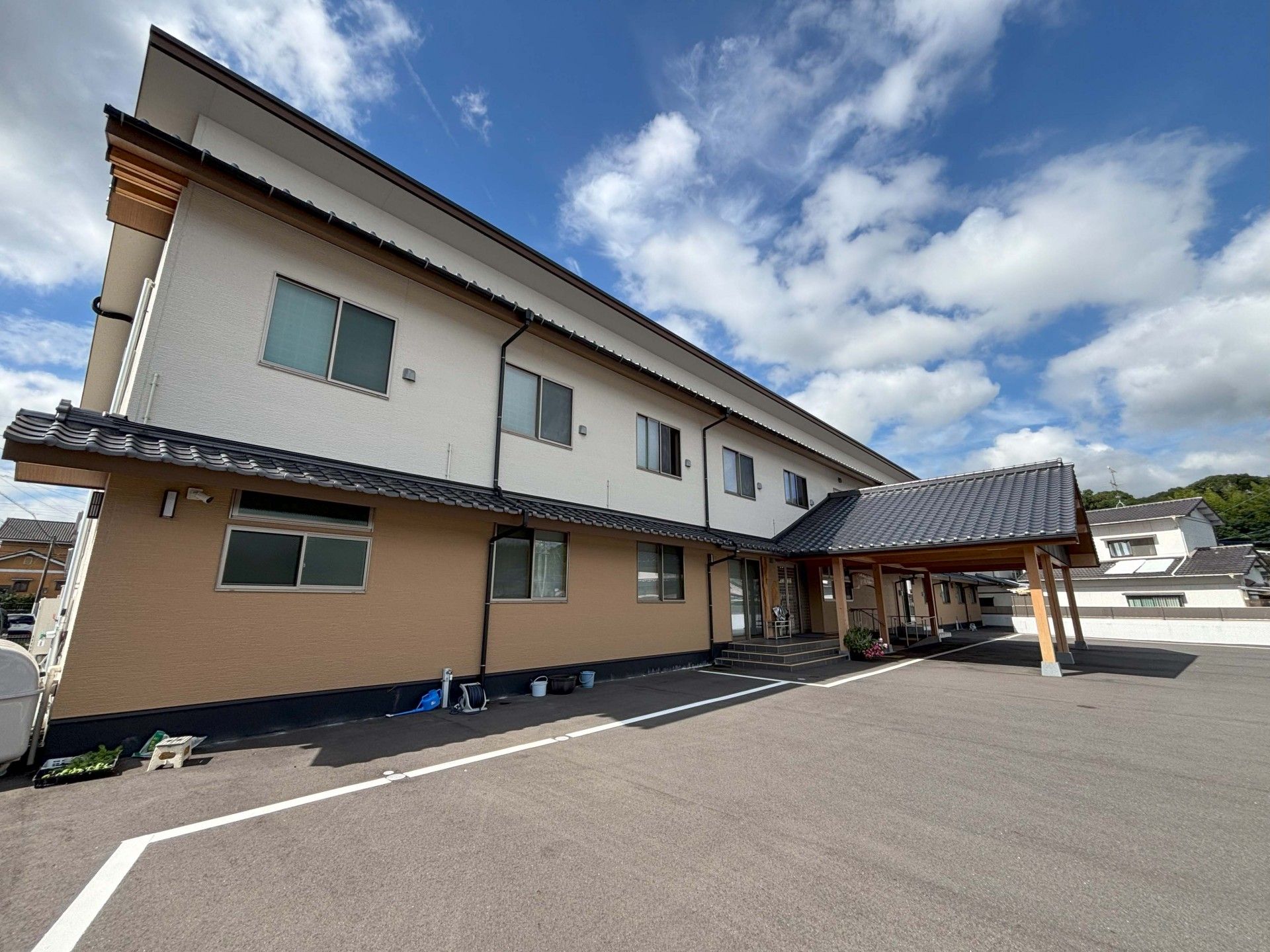 広い駐車場のある建物