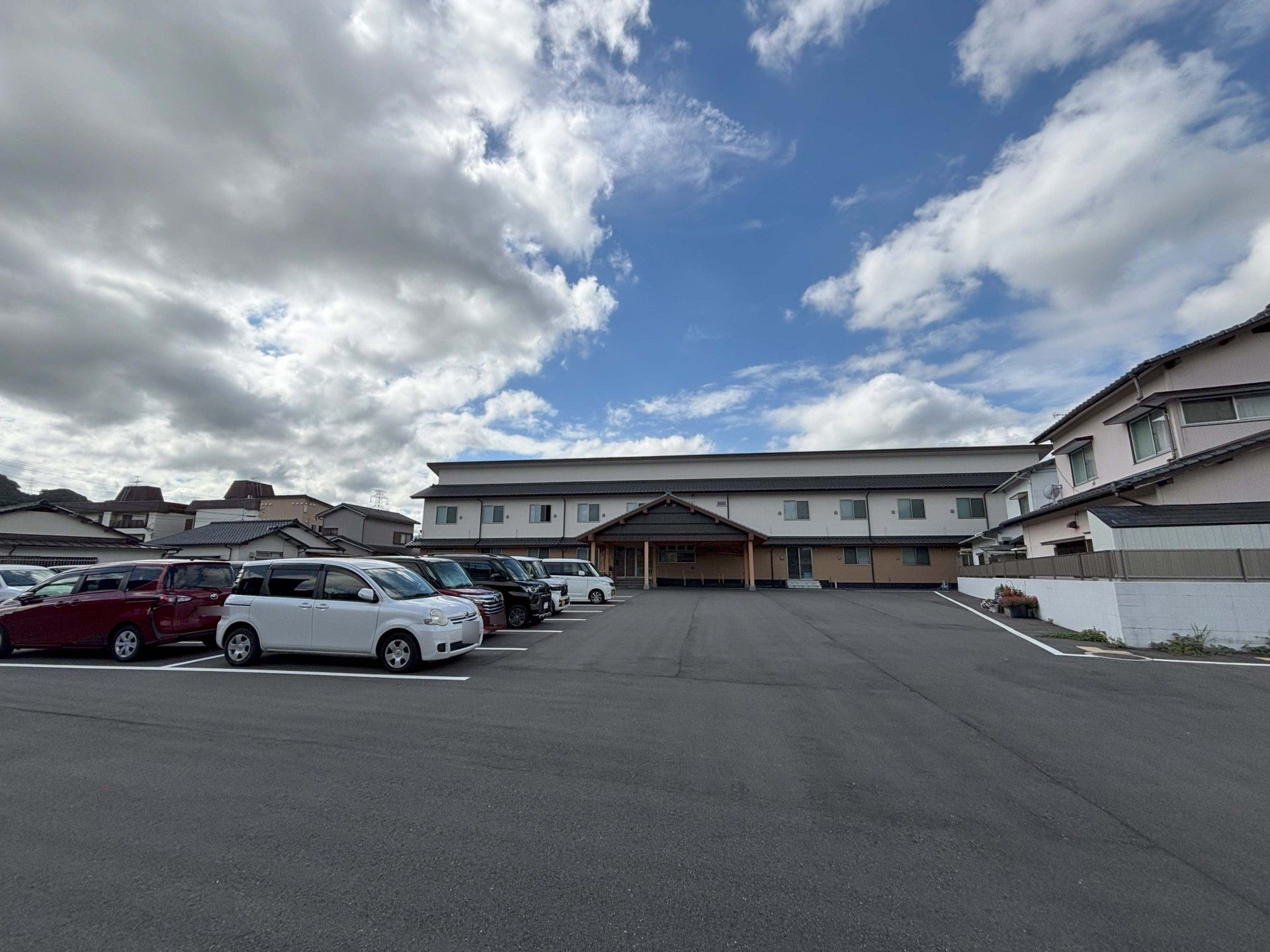 広い駐車場の建物