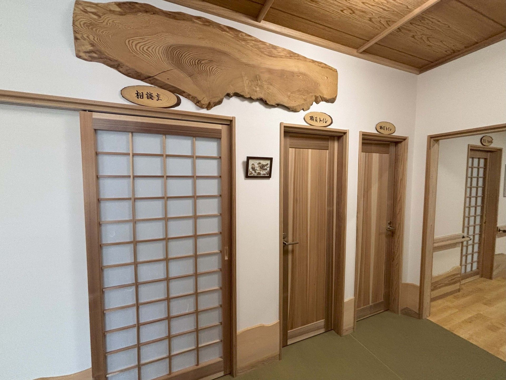 木の温もりを感じる廊下