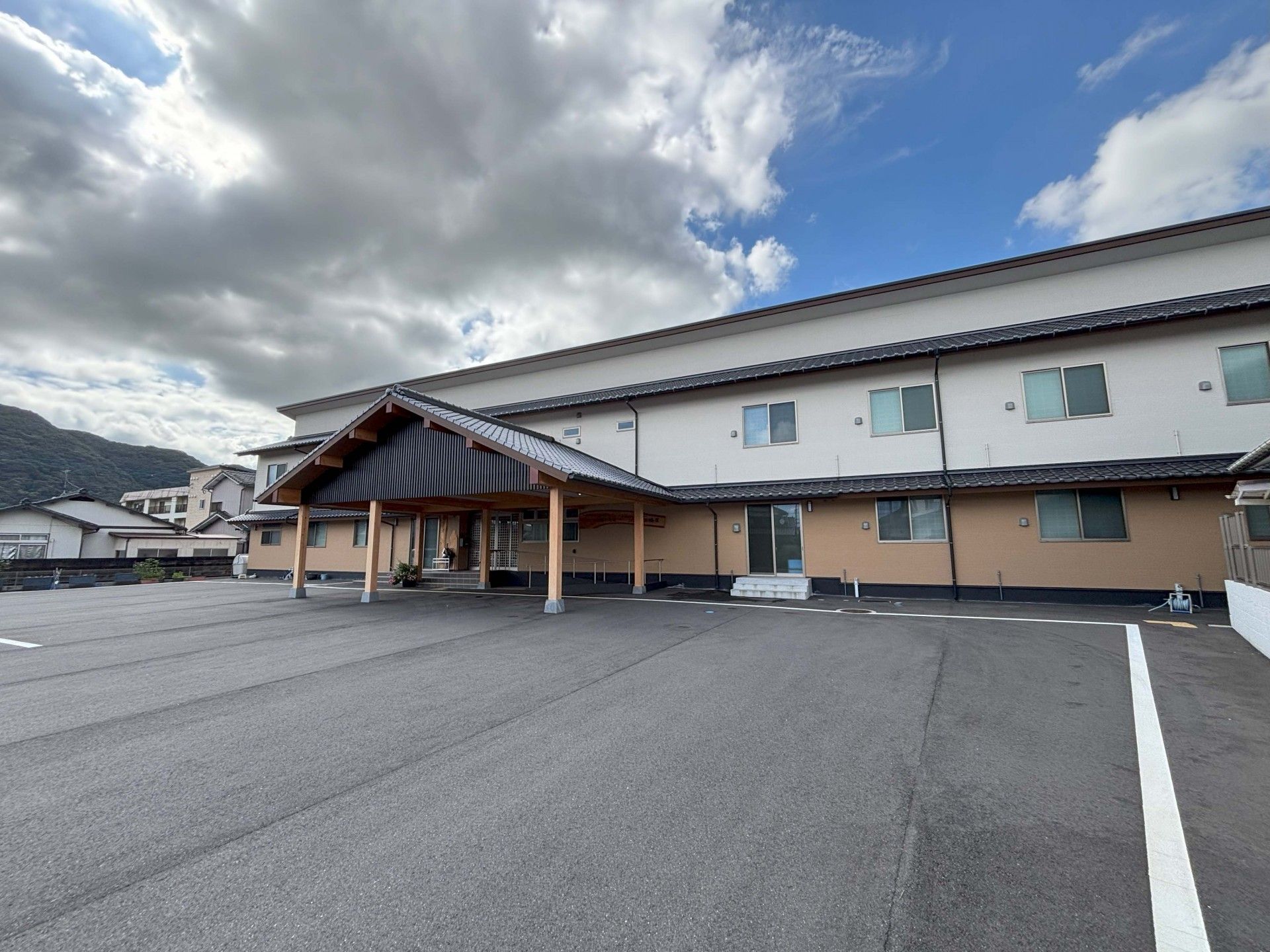 広い駐車場の建物外観