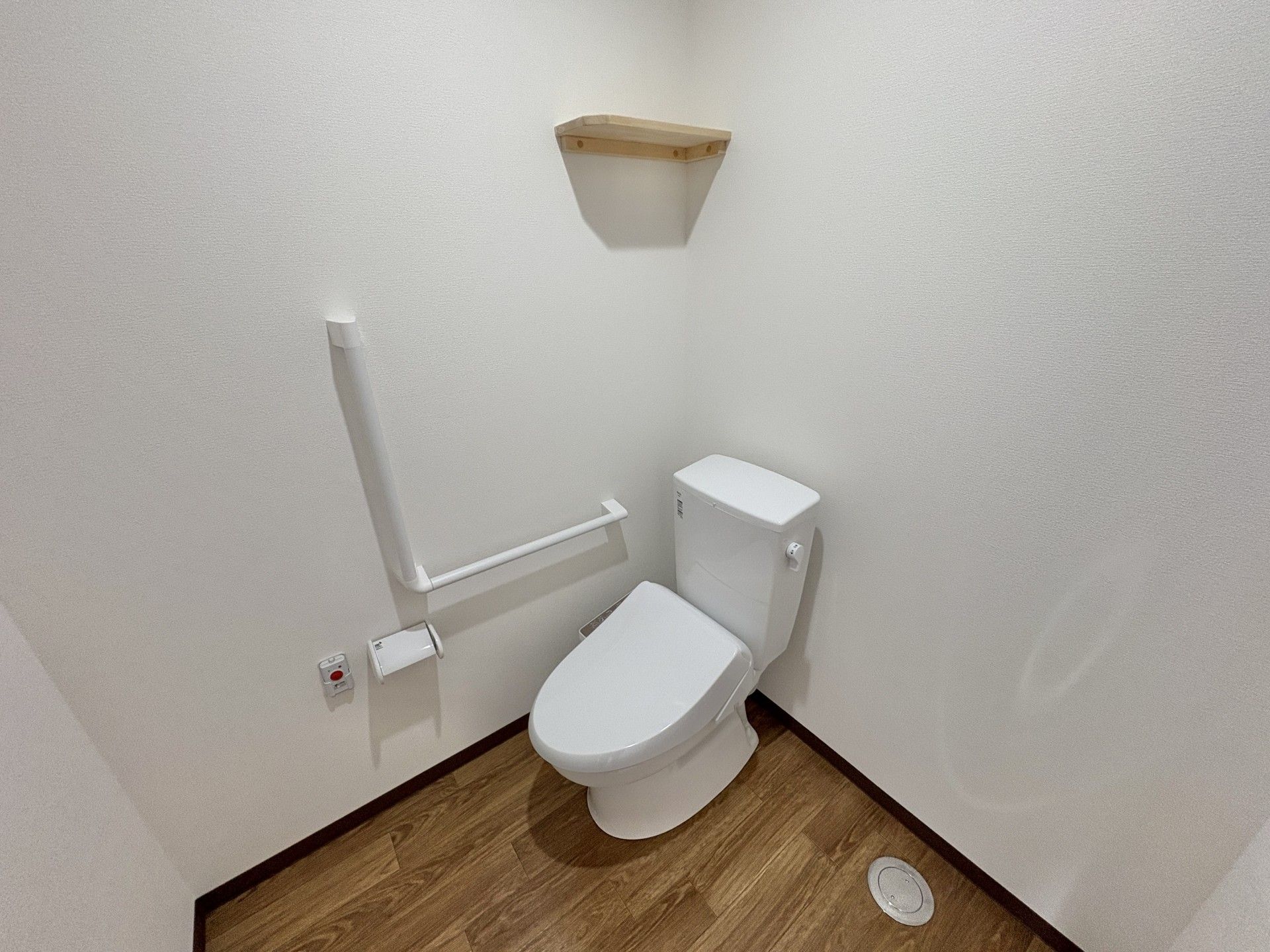 手すり付きのトイレ