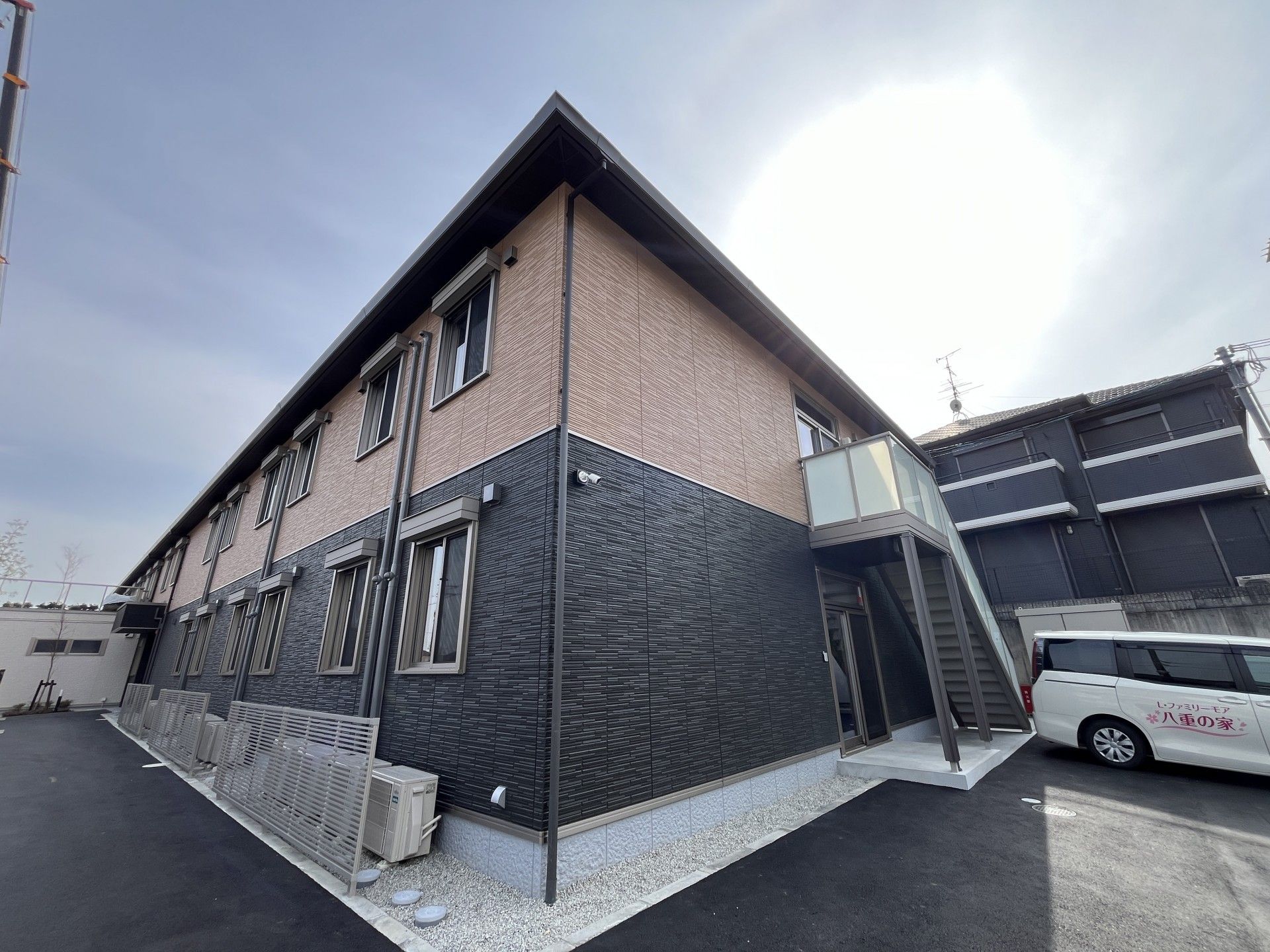 日差しを浴びる建物外観