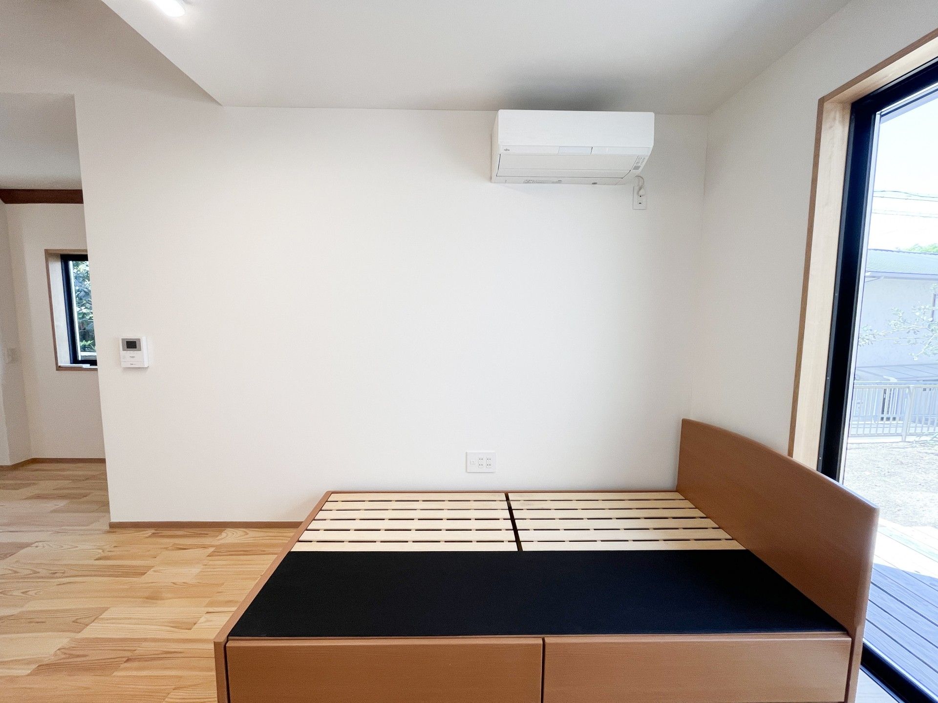 シンプルなベッドの部屋