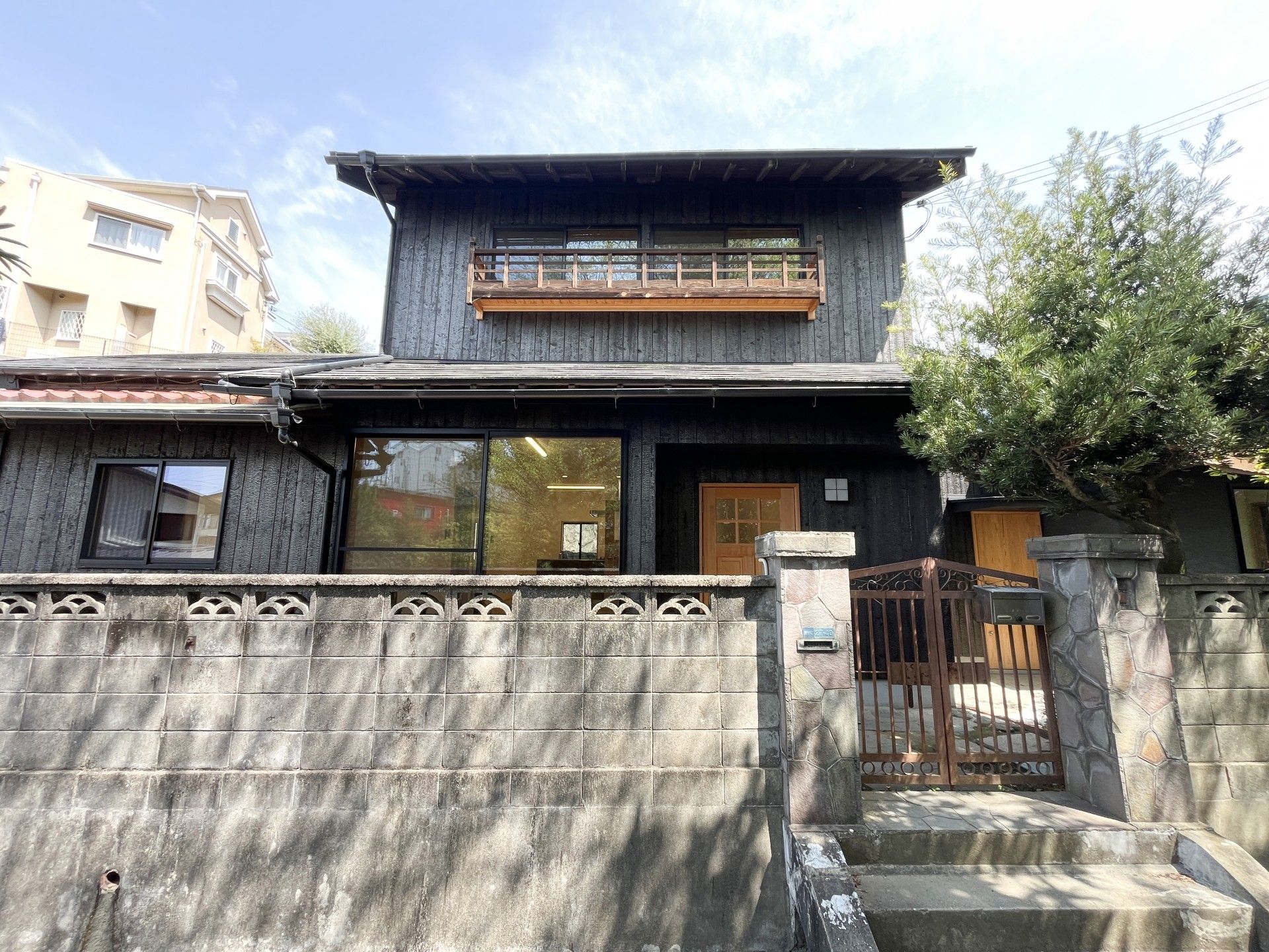 落ち着いた外観の建物