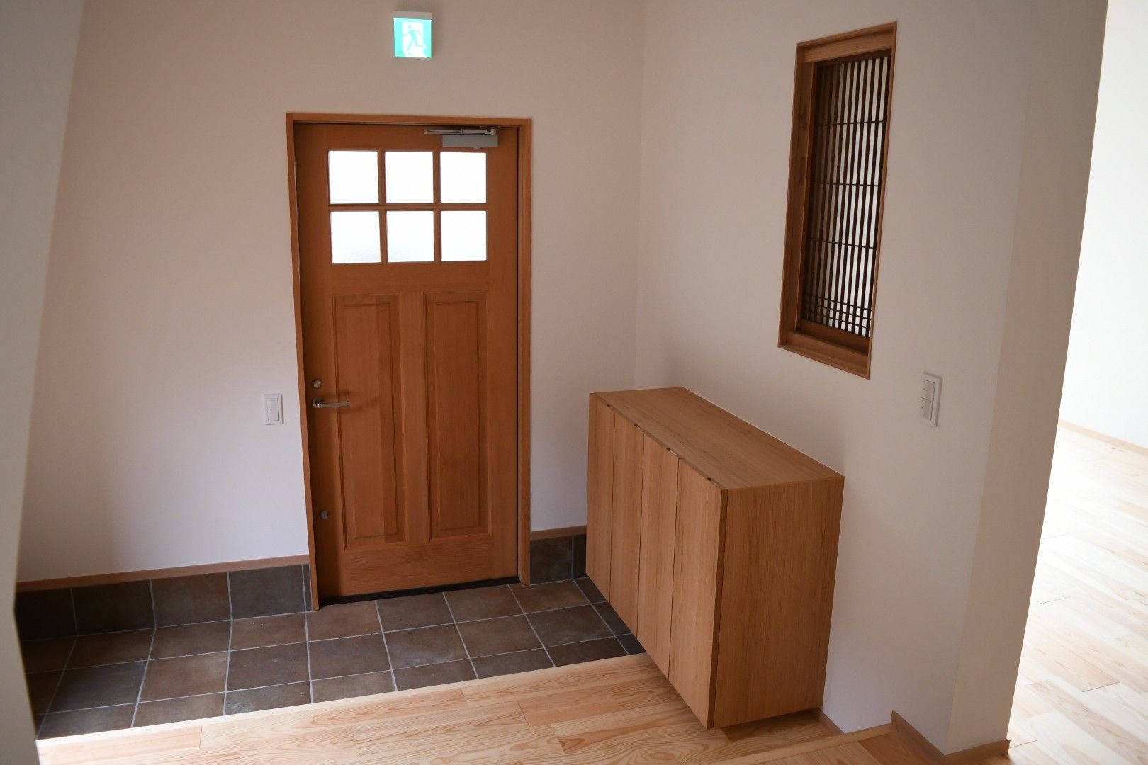 木製の扉と下駄箱の玄関