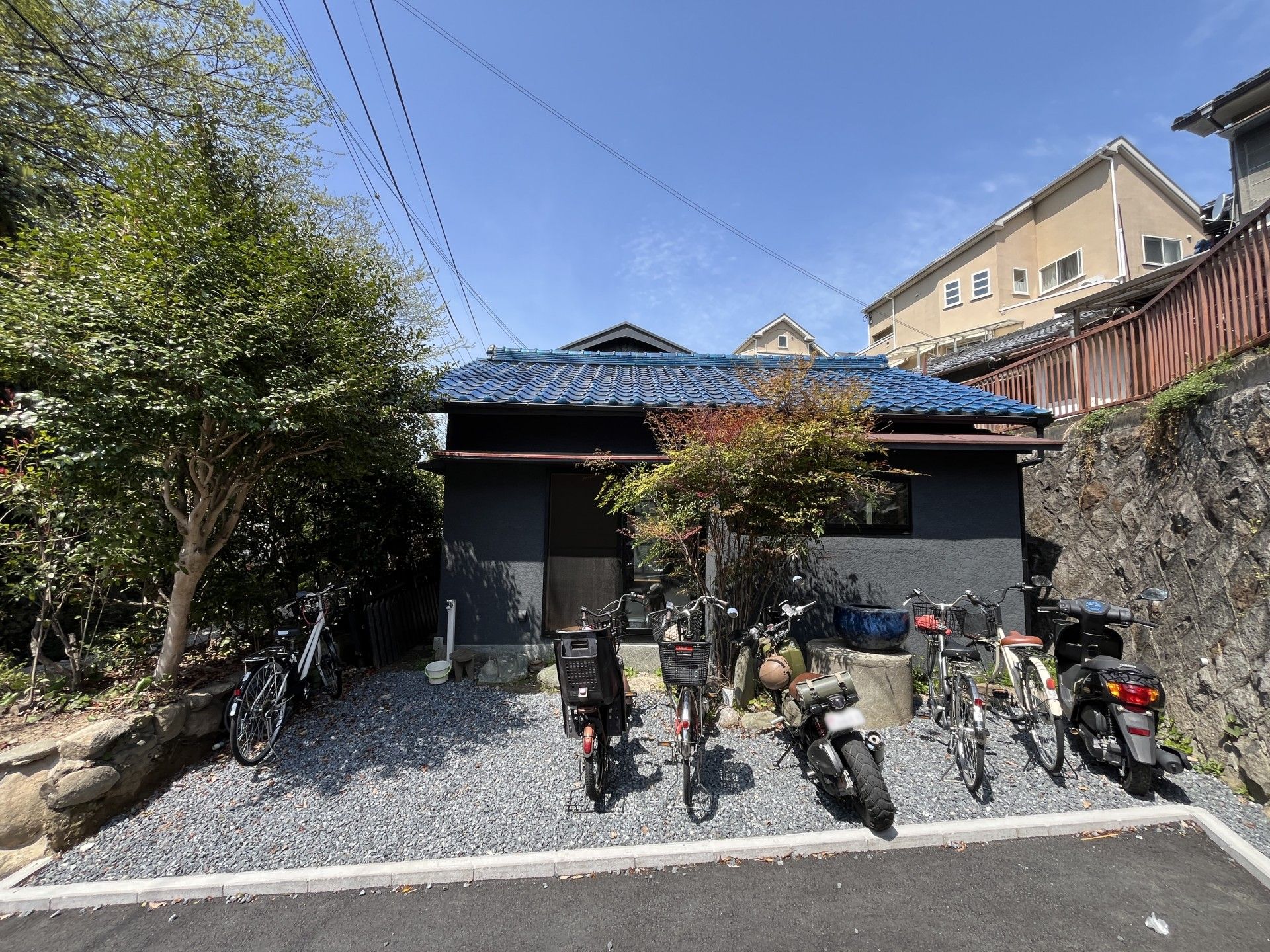 自転車が並ぶ建物前