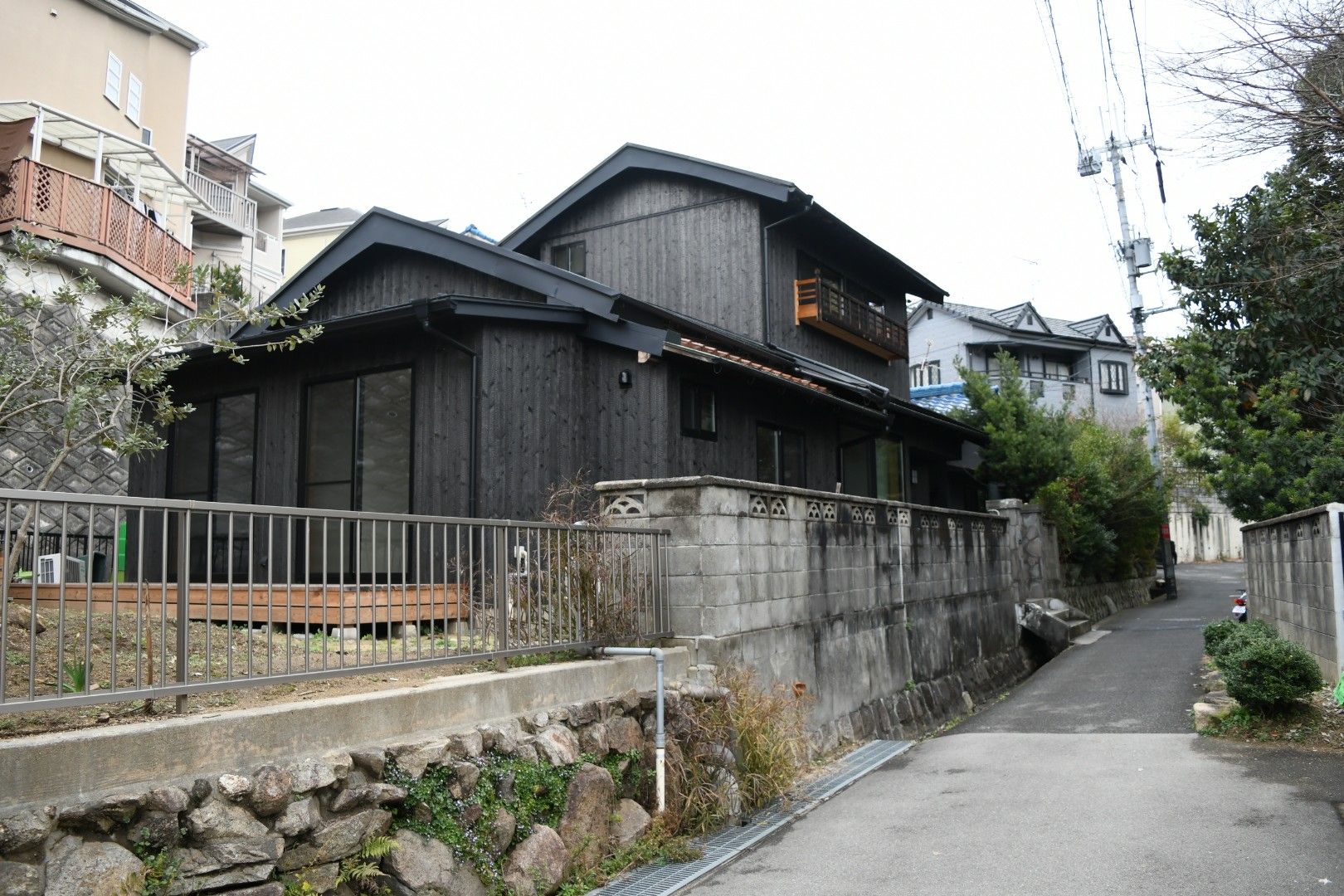 落ち着いた外観の建物