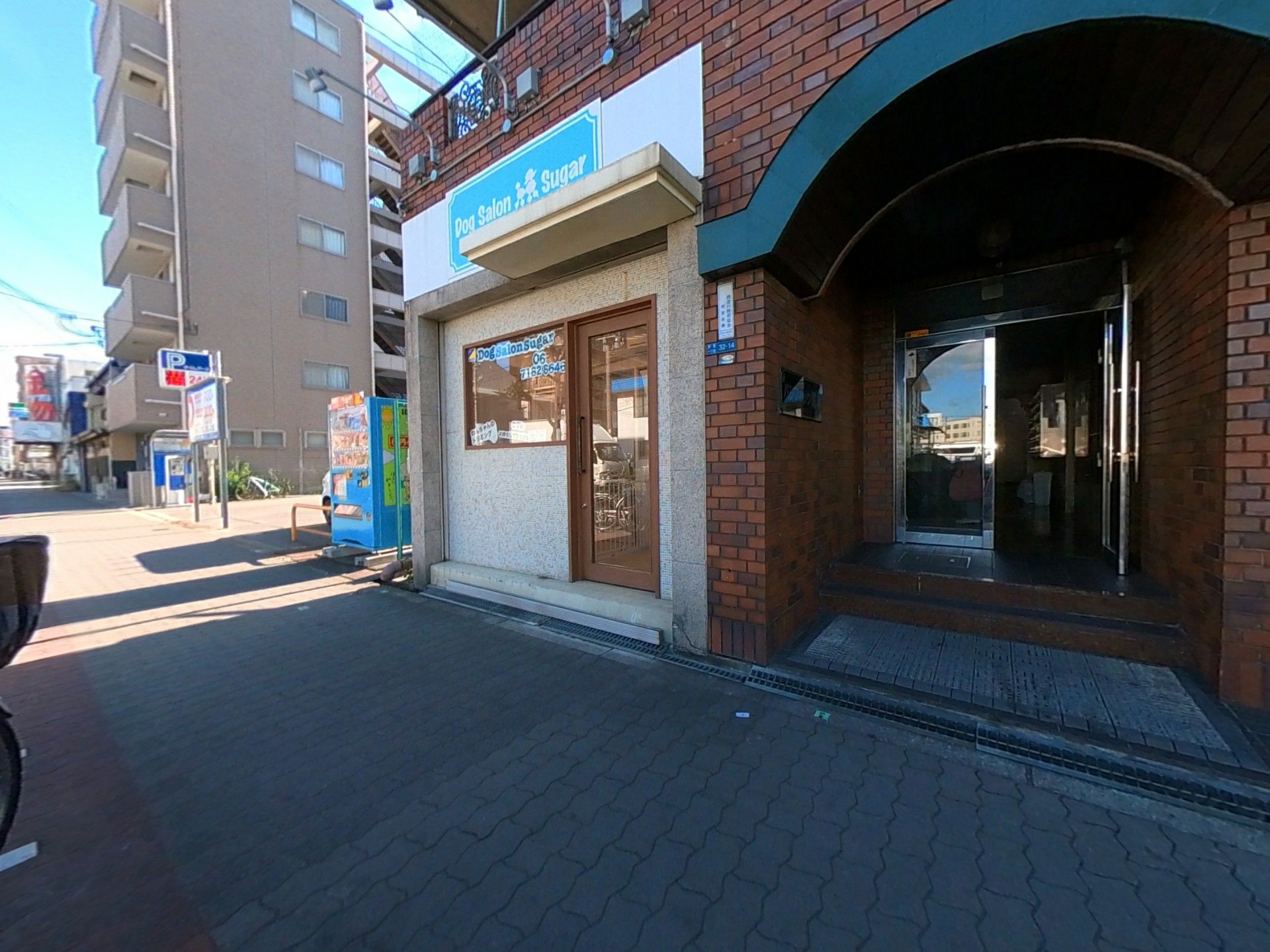 入口が広い建物の正面