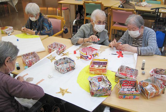 手作りアートを楽しむ様子