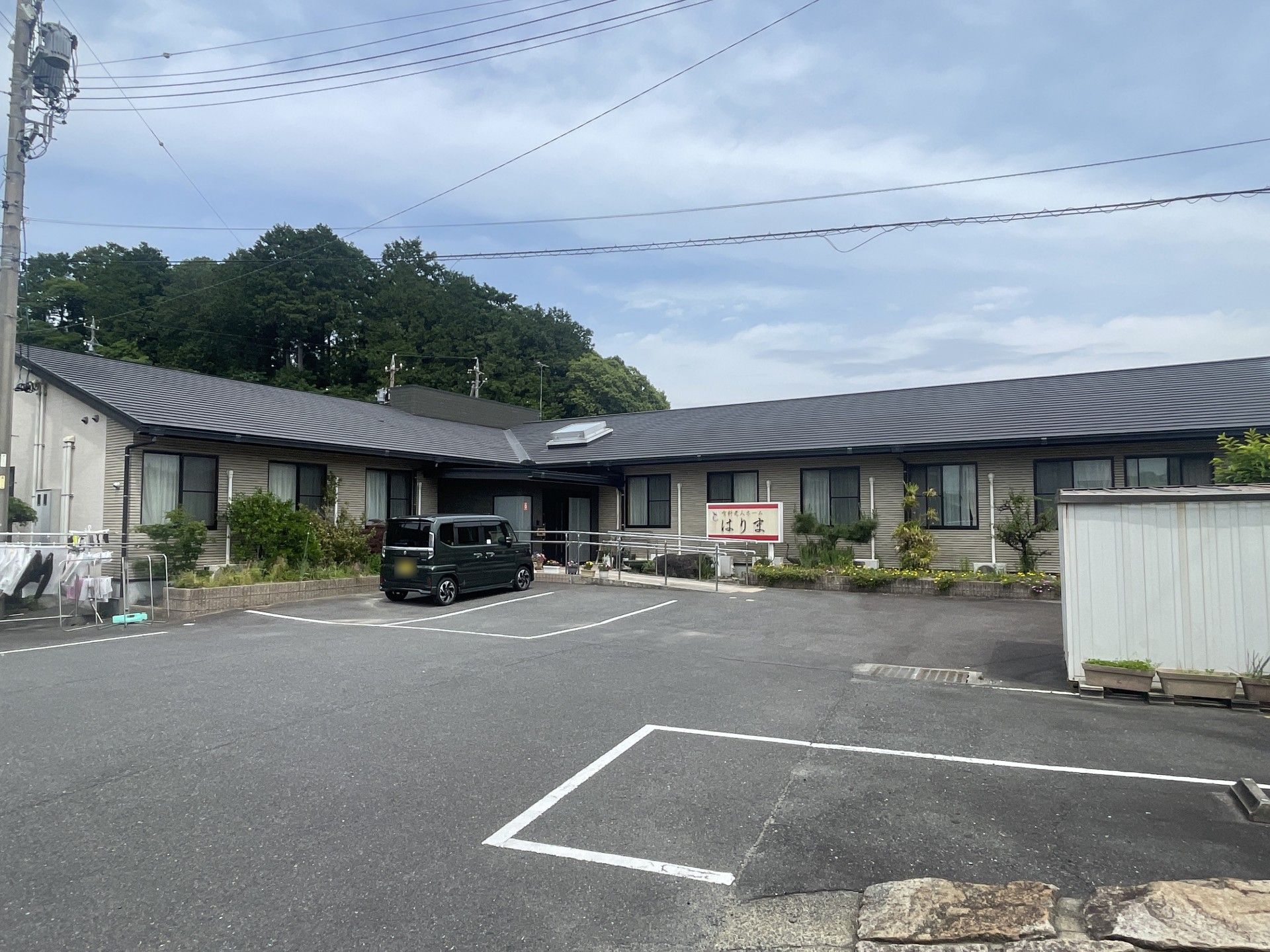 緑に囲まれた建物の外観