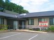 緑に囲まれた建物の外観